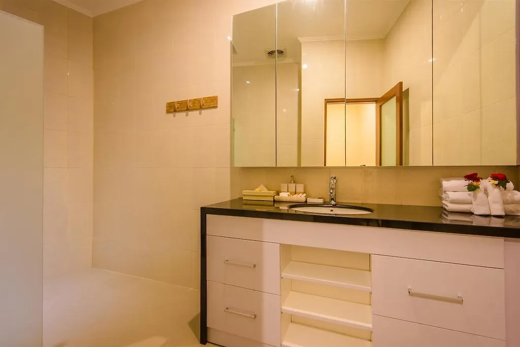 Villa Tepi Sungai Legian  Indonesia